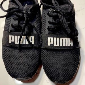 REDUCED- All black with PUMA logo in white